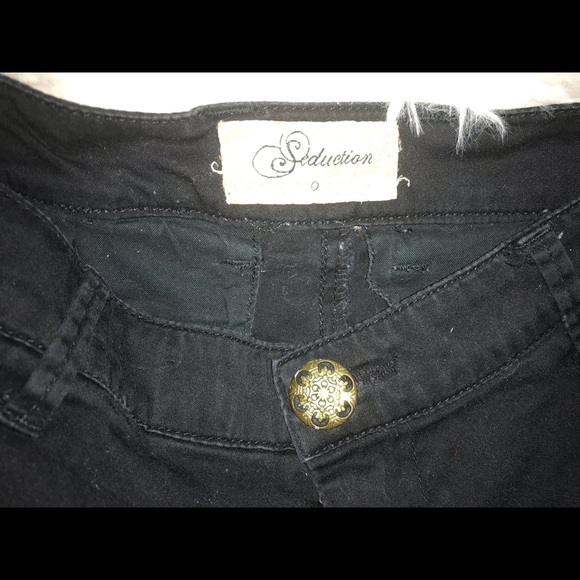 Black short - Picture 2 of 4